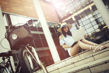 kız öğrenci dizüstü kullanarak 