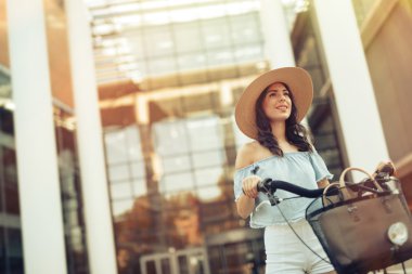 Bisiklet kullanan güzel kadın