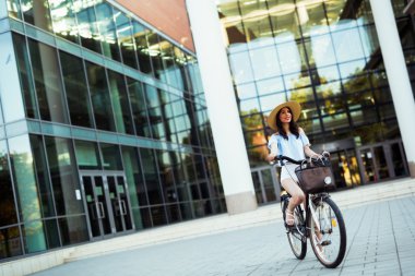 Bisiklet kullanan turist kadın