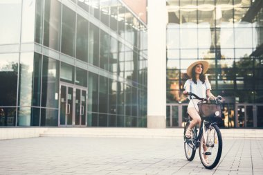 Bisiklet kullanan güzel kadın