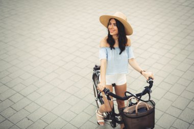 Bisiklet kullanan güzel kadın