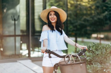 Bisiklet kullanan güzel kadın