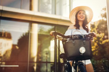 Bisiklet kullanan güzel kadın