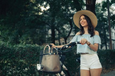 Bisiklet kullanan güzel kadın