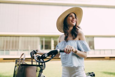 Bisiklet kullanan turist kadın