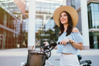 Bisiklet kullanan güzel kadın