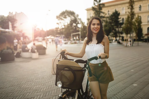 Schöne Frau mit Fahrrad — Stockfoto