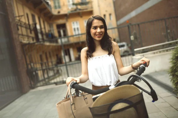 Schöne Frau mit Fahrrad — Stockfoto