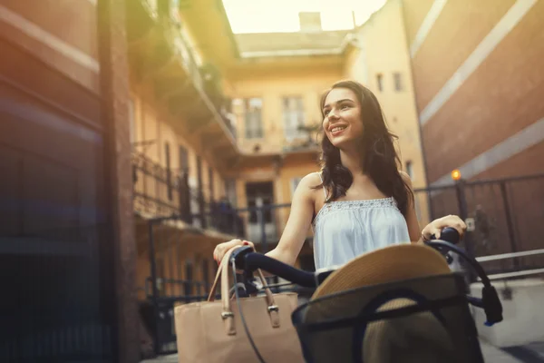 Attraktive Frau mit Fahrrad — Stockfoto