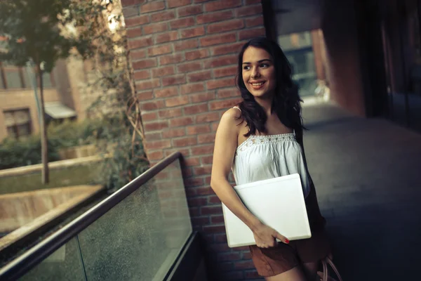 Schöne Frau mit Laptop — Stockfoto