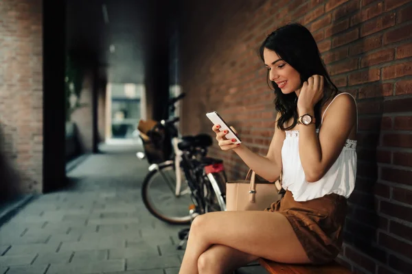 Schöne Frau SMS Freund — Stockfoto