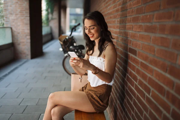 Hermosa mujer mensajes de texto amigo —  Fotos de Stock