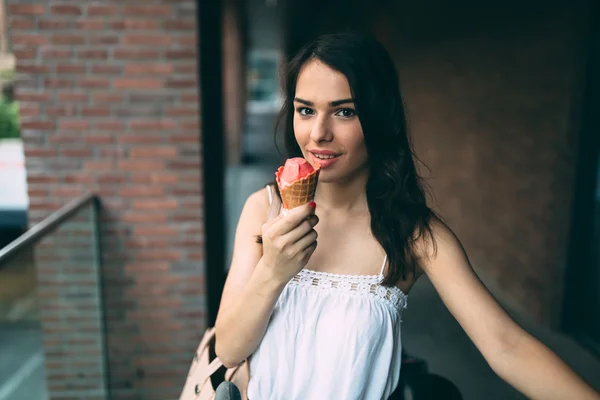 Frau isst Eis im Freien — Stockfoto