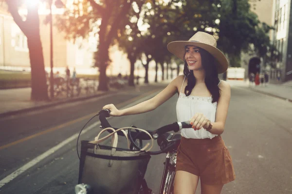 Touristin benutzt Fahrrad — Stockfoto