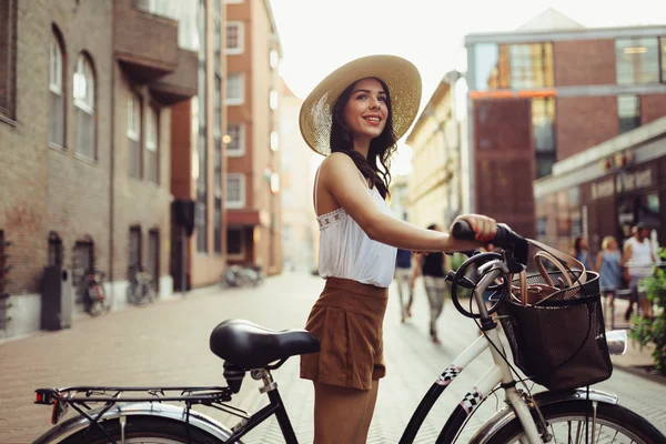 Attraktive Frau mit Fahrrad — Stockfoto