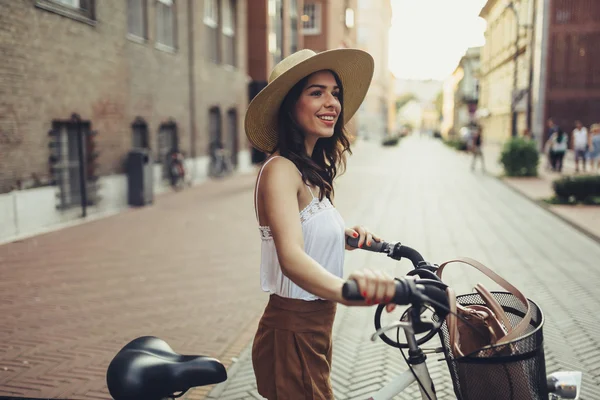 Schöne Frau mit Fahrrad — Stockfoto