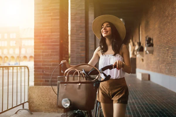 Schöne Frau mit Fahrrad — Stockfoto