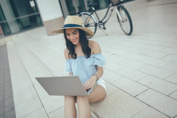 Kvinnelig student som bruker bærbar datamaskin – stockfoto