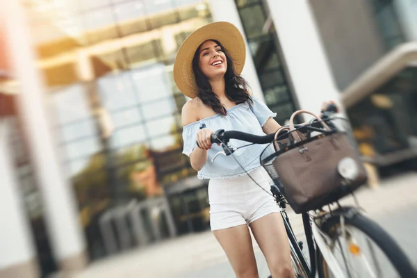 Mulher bonita usando bicicleta — Fotografia de Stock