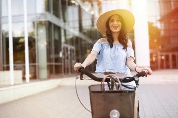 Attraktive Frau mit Fahrrad — Stockfoto