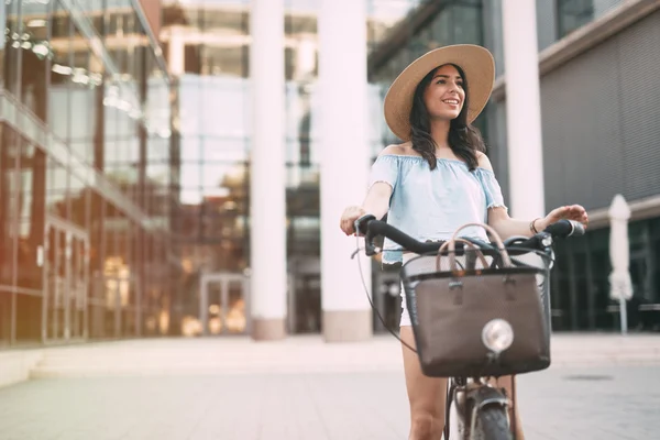 Touristin benutzt Fahrrad — Stockfoto