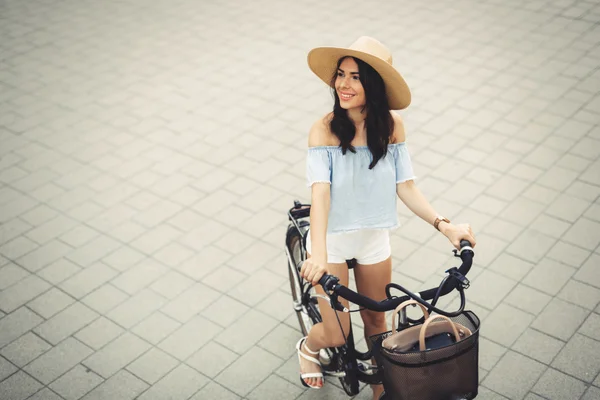 Schöne Frau mit Fahrrad — Stockfoto
