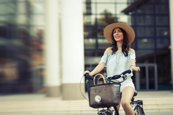 Touristin benutzt Fahrrad — Stockfoto