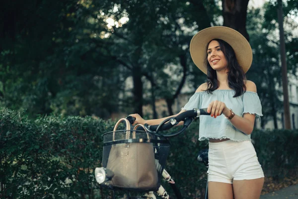 Bisiklet kullanan güzel kadın