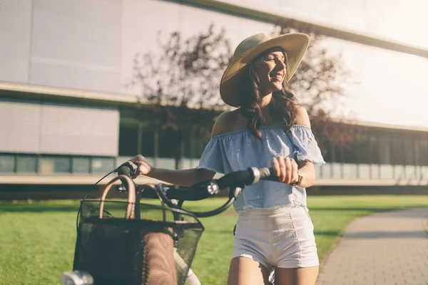 Schöne Frau mit Fahrrad — Stockfoto