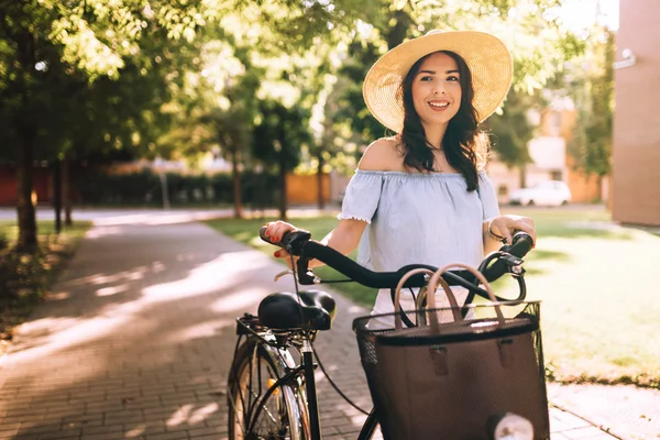 Hermosa mujer usando bicicleta — Foto de Stock