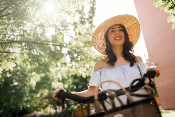 Schöne Frau mit Fahrrad — Stockfoto