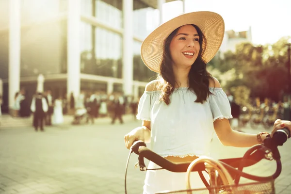 Mulher atraente usando bicicleta — Fotografia de Stock