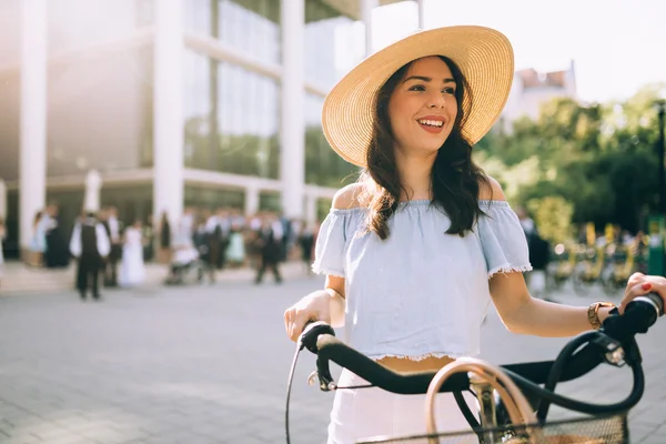 Mulher turística usando bicicleta — Fotografia de Stock