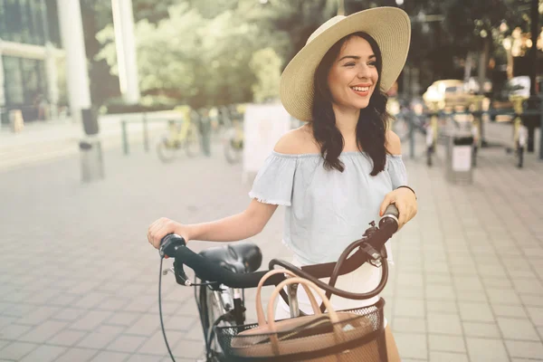 Hermosa mujer usando bicicleta — Foto de Stock
