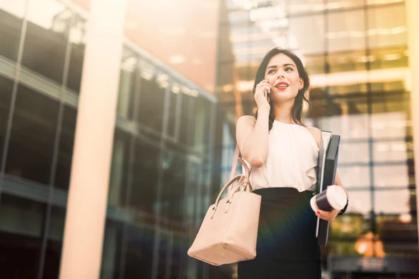 Femme d'affaires occupée parlant au téléphone — Photo