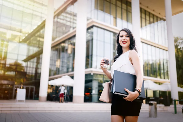 Femme d'affaires buvant du café — Photo