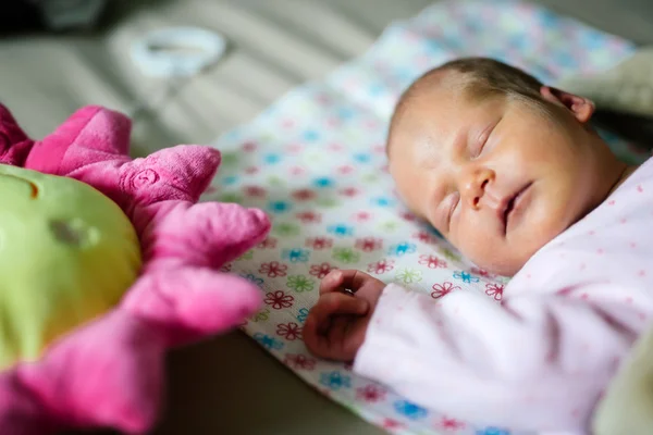 Recém-nascido precisa de muito descanso — Fotografia de Stock