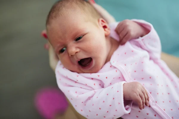 Cuidar de um bebê chorando é cansativo — Fotografia de Stock