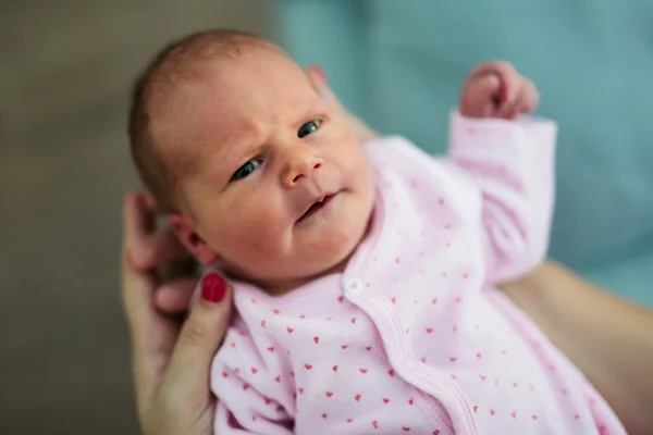 Mutter hält wunderschönes kleines Neugeborenes — Stockfoto