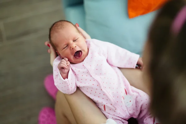 Prendersi cura di un bambino che piange è faticoso — Foto Stock