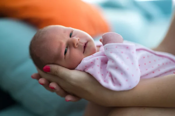 Güzel küçük yeni doğan holding anne — Stok fotoğraf