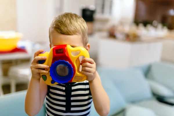 Netter Junge wird Fotograf — Stockfoto