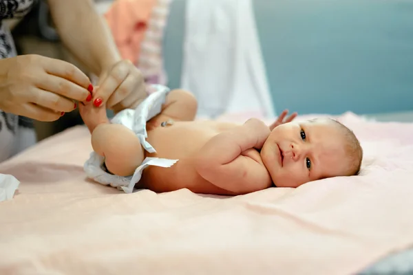 Parent changing newborn's diapers — Stock Photo, Image