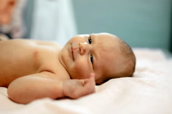 Bedårande nyfödda barnet ligger — Stockfoto