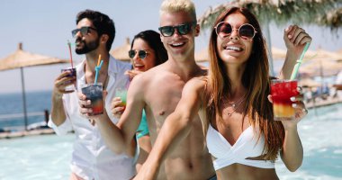 Mutlu insanlar, arkadaşlar yaz plaj partisinde dans edip eğleniyorlar.