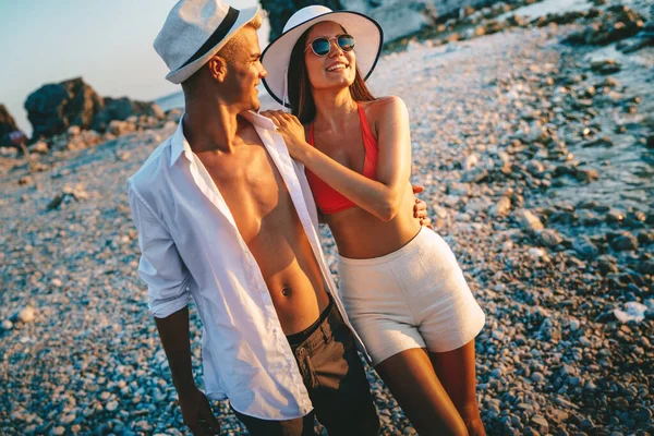 Casal Romântico Feliz Desfrutando Belo Pôr Sol Caminhar Praia Viagem — Fotografia de Stock