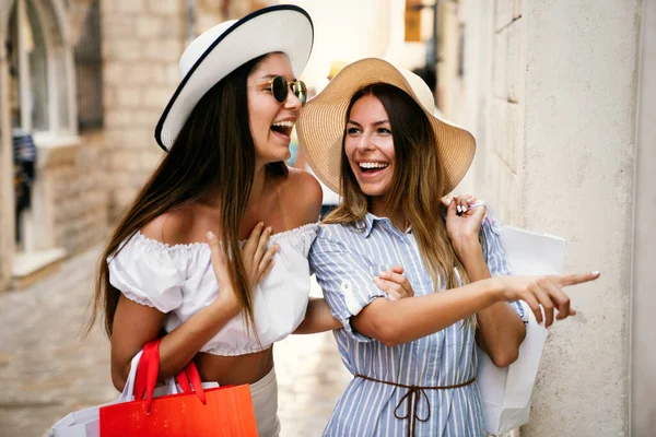 Çekici Kızlar Şehirde Alışveriş Torbası Olan Bir Arkadaş — Stok fotoğraf