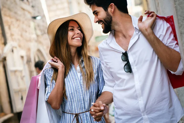 Junges Glückliches Paar Mit Einkaufstüten Der Stadt Genießt Reisen Und — Stockfoto