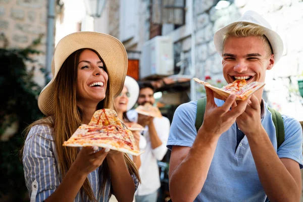 Glückliche Menschen Essen Fast Food Der Stadt Während Sie Reisen — Stockfoto