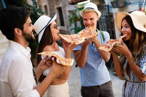 Gelukkig Groep Vrienden Eten Pizza Tijdens Het Reizen Vakantie — Stockfoto